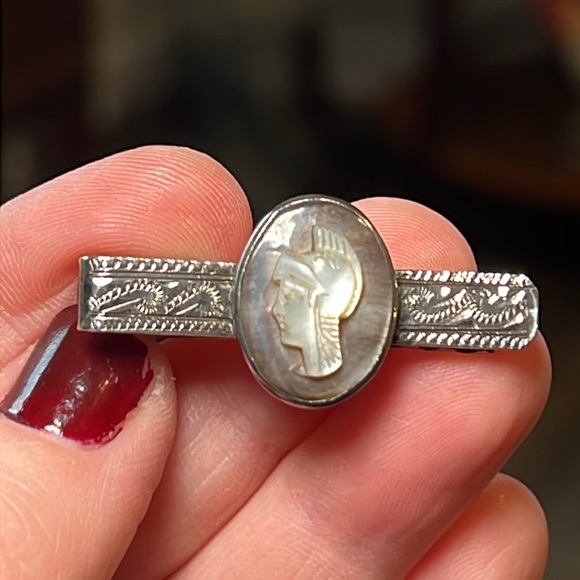 Vintage sterling silver MOP shell gladiator left facing cameo etched tie clip - Picture 2 of 9